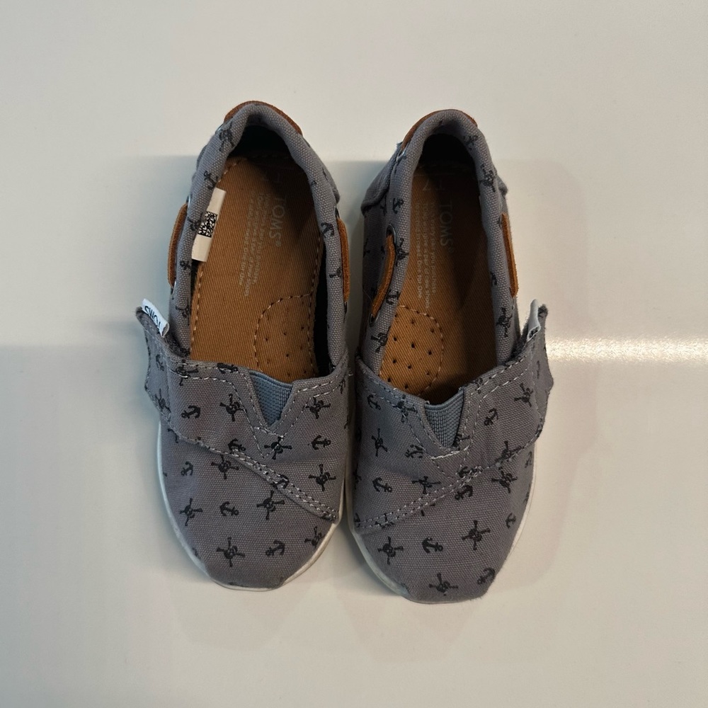TOMS Tiny Alpargata grey pirate print 7T shoes